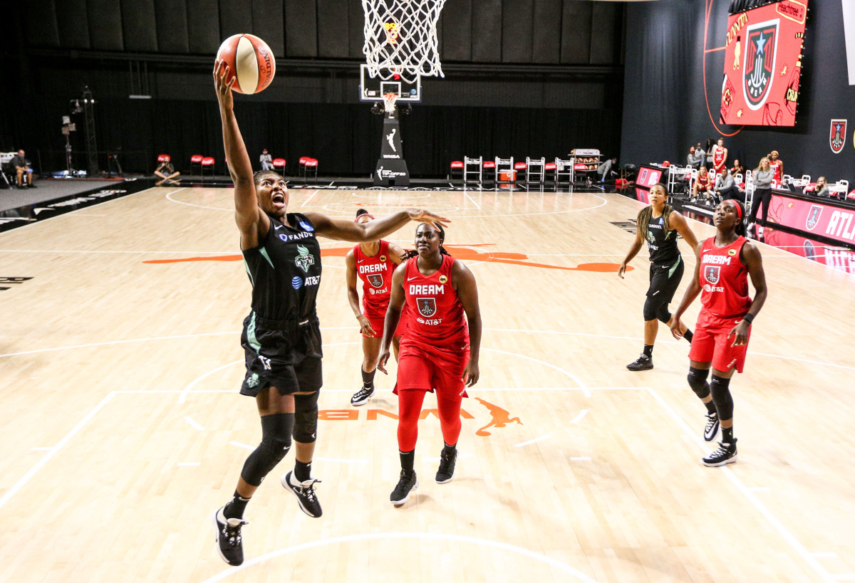 Jocelyn Willoughby drives to the rim
